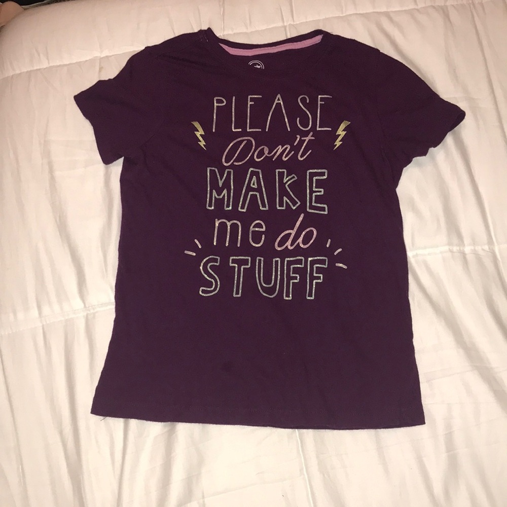 girls maroon T-shirt